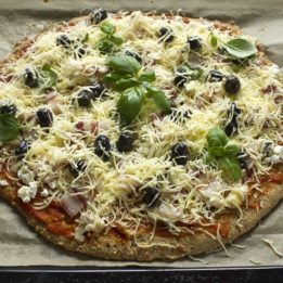 LCHF pizza pred pečenje