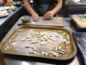 Izrada tradicionalne tjestenine "Makarounes" odvija se kao u izlogu: kraj otvorenih prozora jednog restorana, i traje više sati