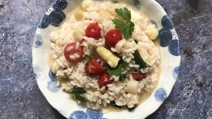 recept za rižoto s bijelim šparogama i rajčicama