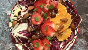 recept za salatu s radičem, narančama, jagodama, datuljama i raznim orasima