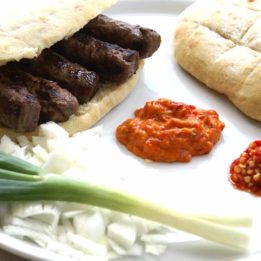 recept za domaće ćevape, somun, ajvar i pastu od feferona