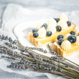 tart od limuna lavande i borovnica