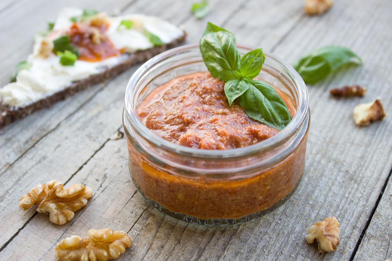 Pesto od suhih rajčica – bogat okus Mediterana u teglici