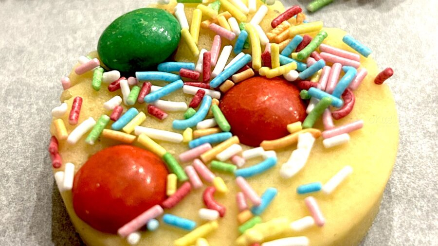 Šareni keksići koji su pravo veselje na svakom stolu, lijepi i prigodni za Božić i druge blagdane ali i za razne zabave i dječje rođendane.