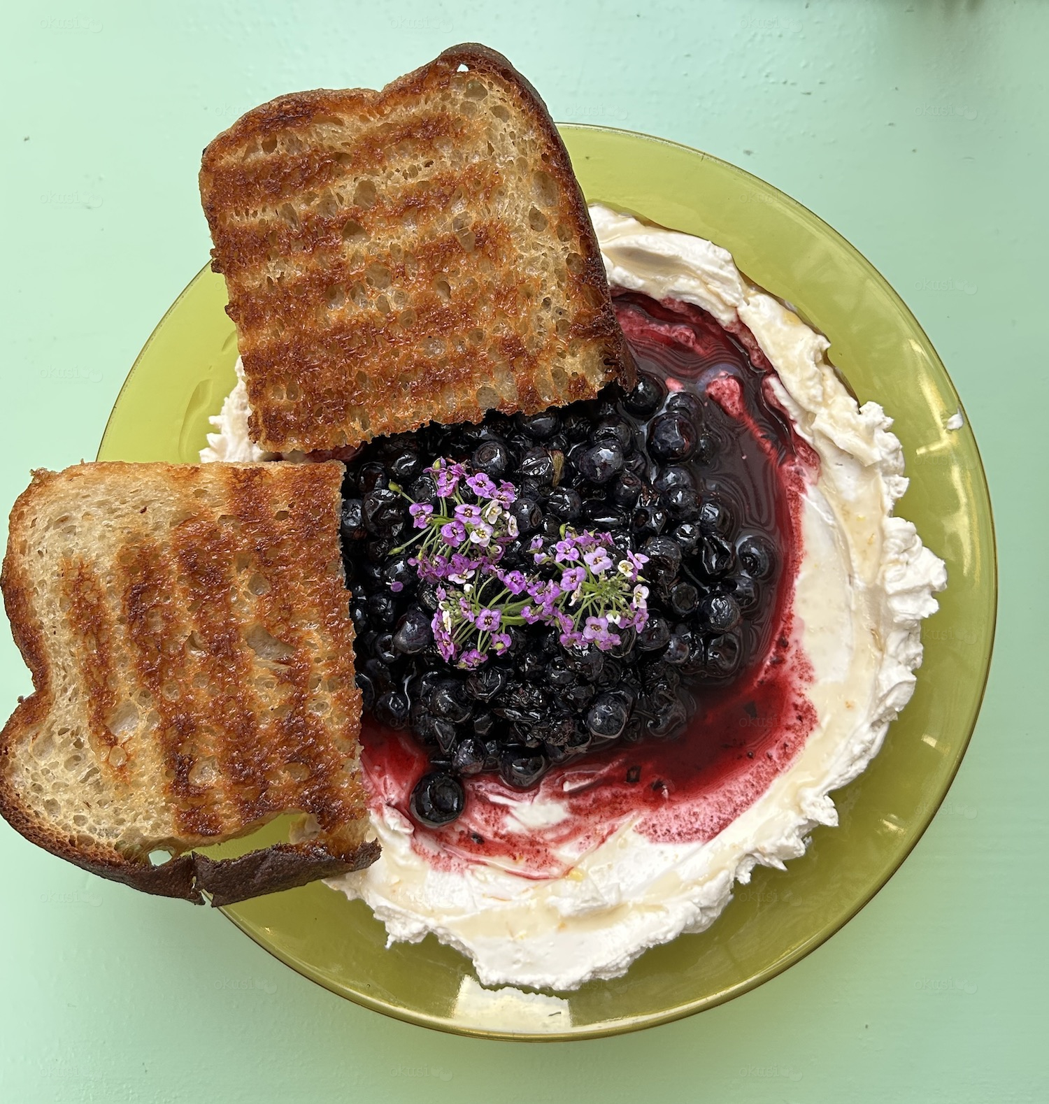 Labneh s borovnicama i medom