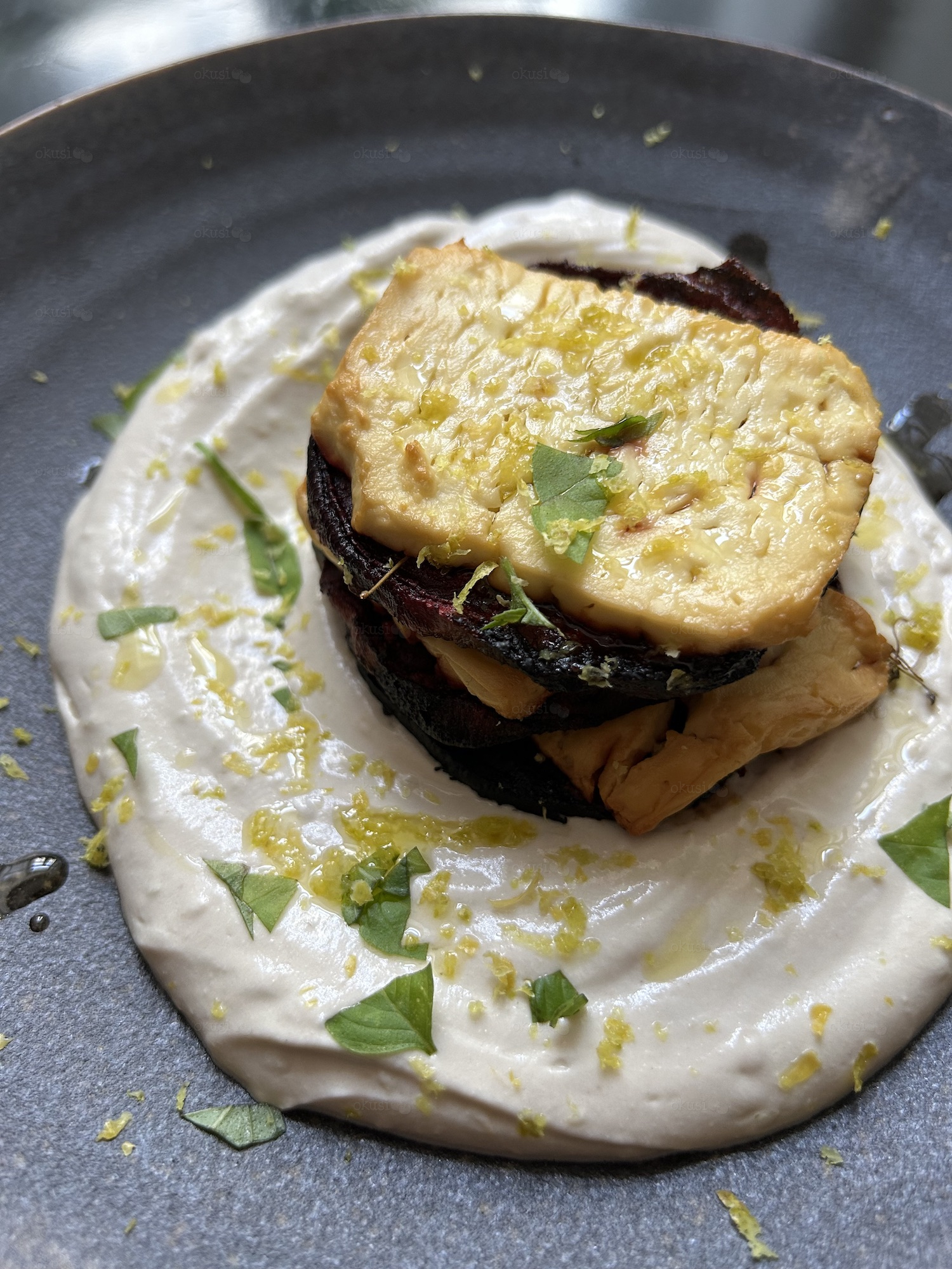 Toranj od pečene cikle s tahini kremom i feta sirom