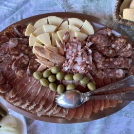 Vrata Bilogore plata s domaćom hranom. Foto Helena Varendorff