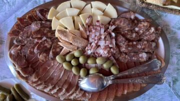 Vrata Bilogore plata s domaćom hranom. Foto Helena Varendorff