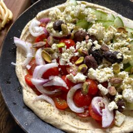 ljetni humus s rajčicama, feta sirom, pistacijama